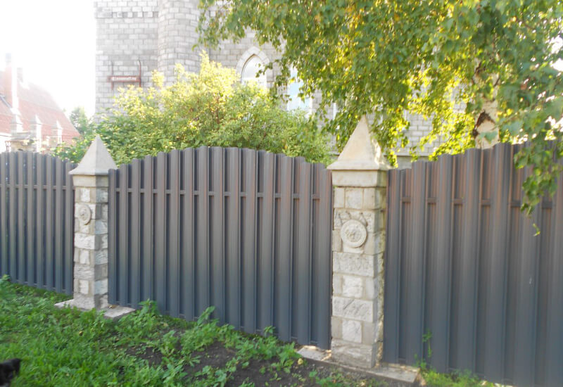  Забор из евроштакетника серого со светлыми столбами Кызылорда фото 2
