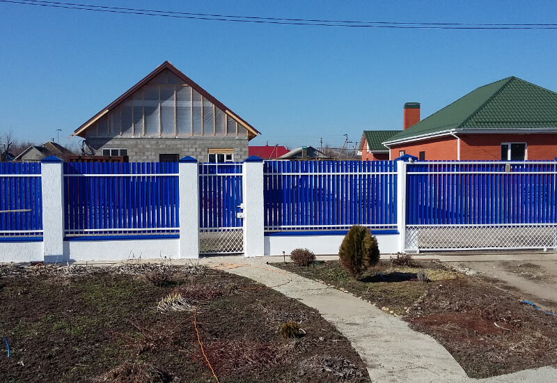 Забор из металлоштакетника синего с белыми столбами в Кызылорде фото 2