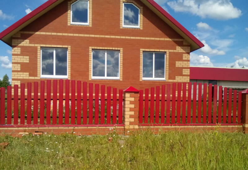 Забор из металлоштакетника цвета рубин с кирпичными столбами в Кызылорде фото 2
