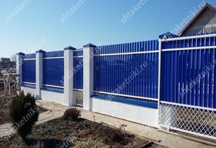 Фото забора из синего штакетника в Кызылорде